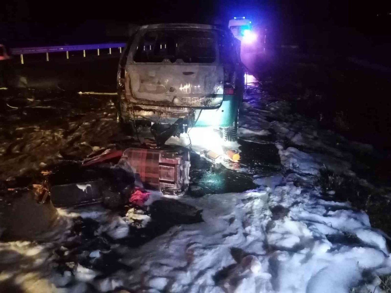 Seyir halindeki otomobil alev topuna döndü