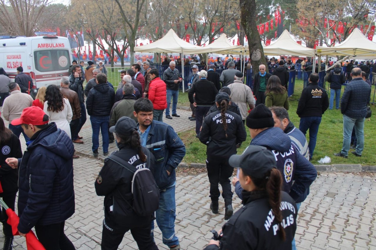 Cumhurbaşkanını görmek için soğuğa aldırış etmeden saatler öncesinden meydanları doldurdular