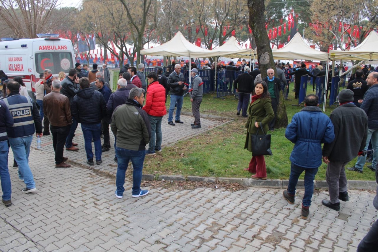 Cumhurbaşkanını görmek için soğuğa aldırış etmeden saatler öncesinden meydanları doldurdular