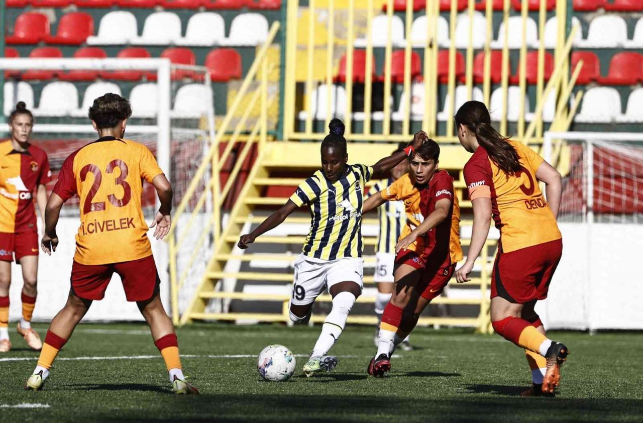 Kadınlar futbolda derbi zamanı: Galatasaray - Fenerbahçe: