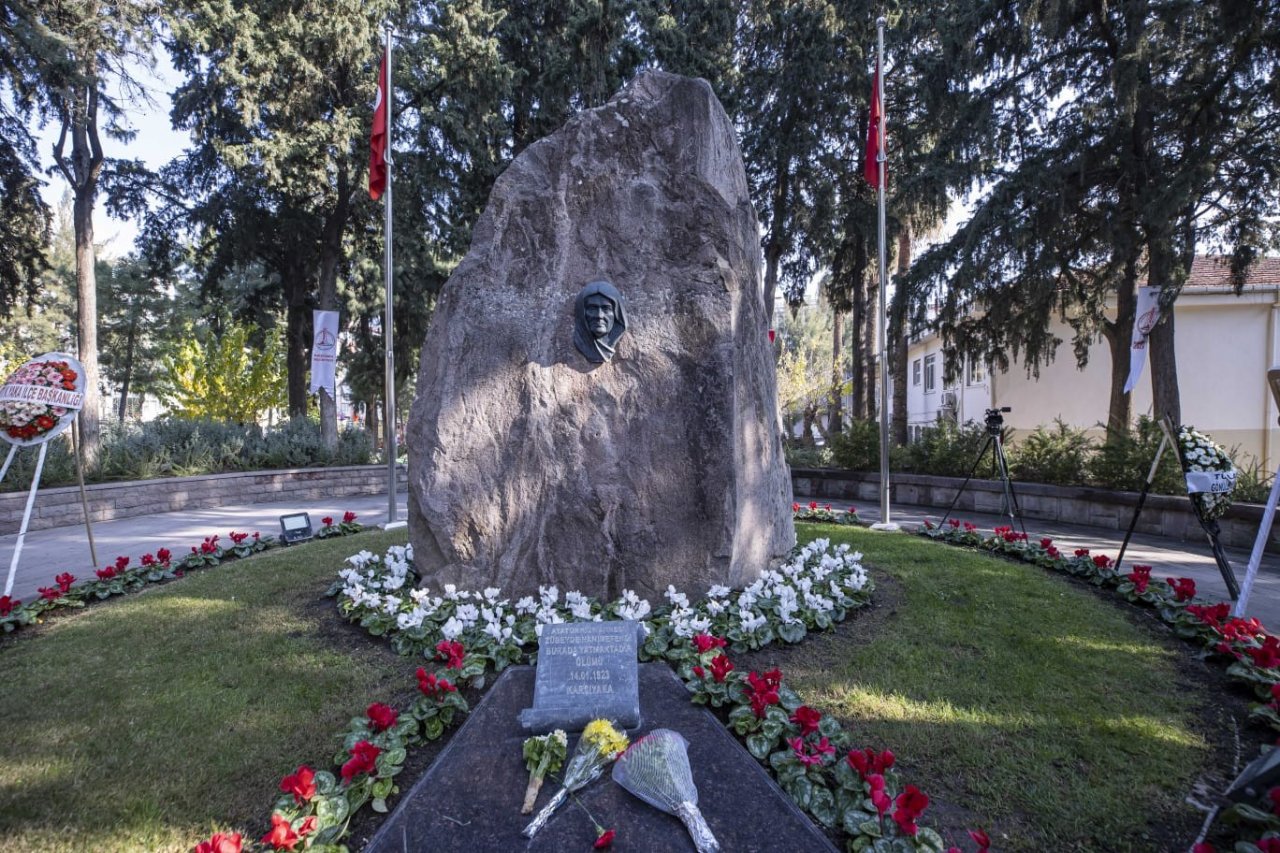 Zübeyde Hanım ölümünün 100. yıl dönümünde kabri başında anıldı