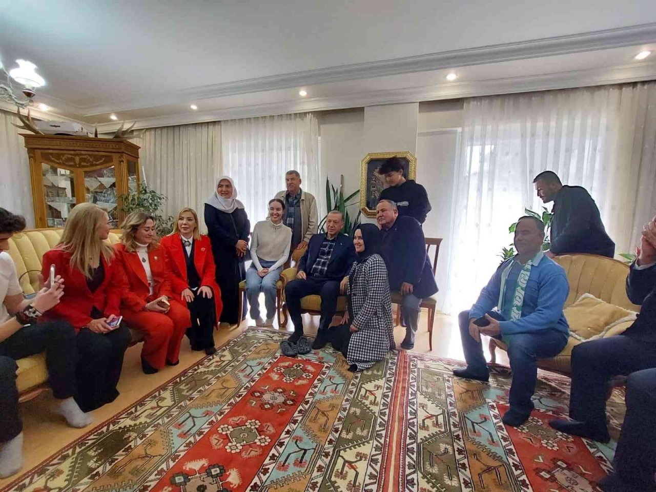 Üniversite öğrencisi Ayşegül’ün davetine icabet eden Erdoğan, Soğancı Ailesi’nin konuğu oldu