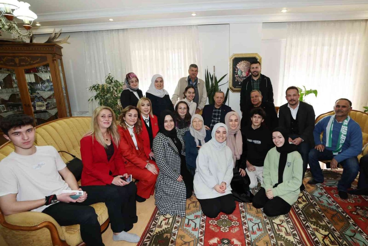 Üniversite öğrencisi Ayşegül’ün davetine icabet eden Erdoğan, Soğancı Ailesi’nin konuğu oldu