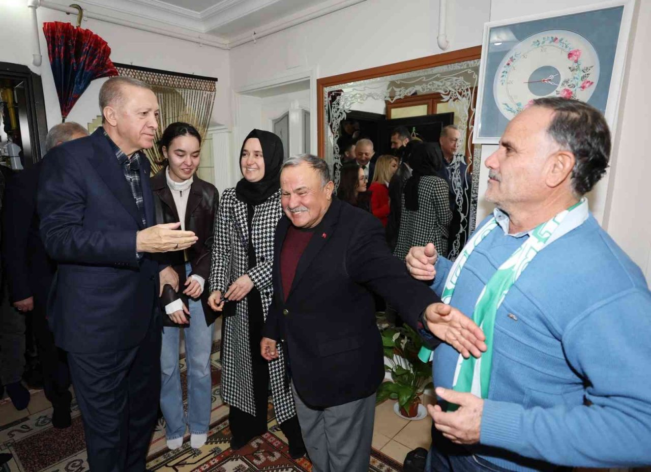 Üniversite öğrencisi Ayşegül’ün davetine icabet eden Erdoğan, Soğancı Ailesi’nin konuğu oldu