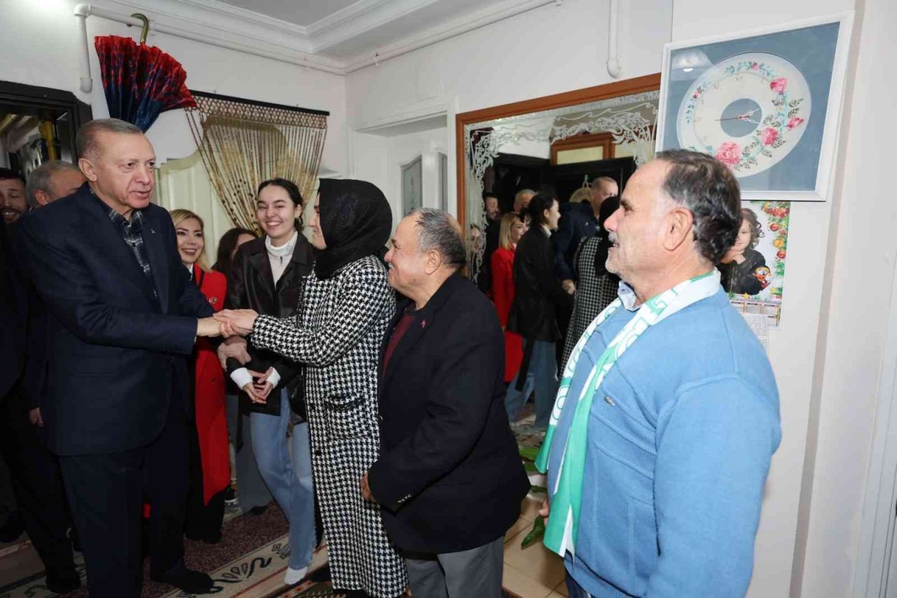 Üniversite öğrencisi Ayşegül’ün davetine icabet eden Erdoğan, Soğancı Ailesi’nin konuğu oldu