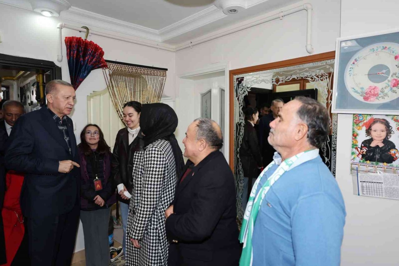 Üniversite öğrencisi Ayşegül’ün davetine icabet eden Erdoğan, Soğancı Ailesi’nin konuğu oldu