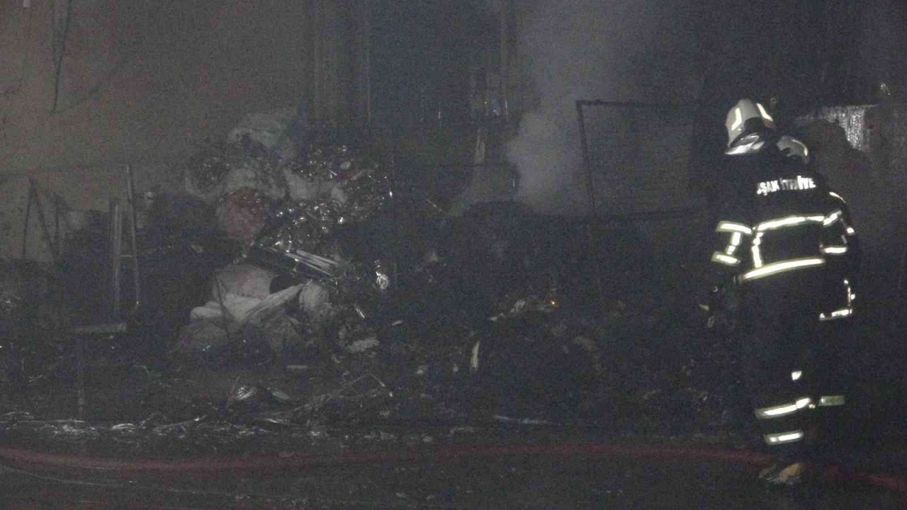 Geri dönüşüm fabrikasında yangın: Alevler geceyi aydınlattı