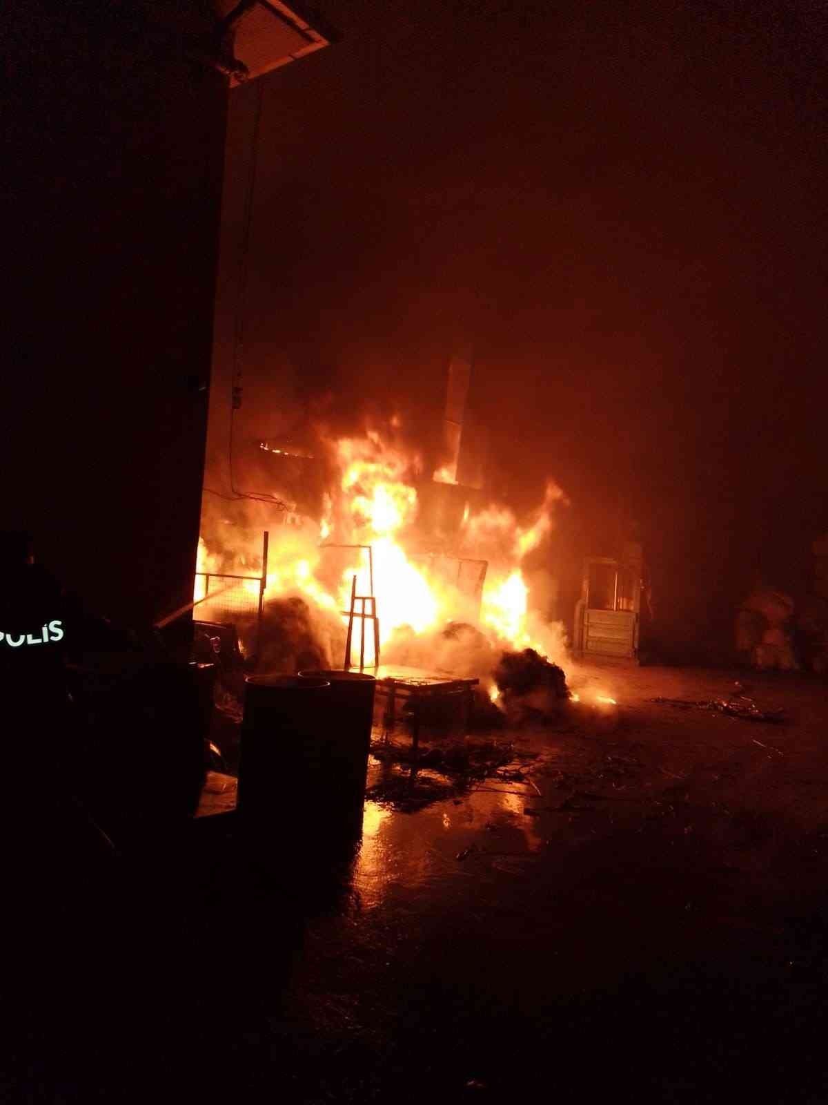 Geri dönüşüm fabrikasında yangın: Alevler geceyi aydınlattı