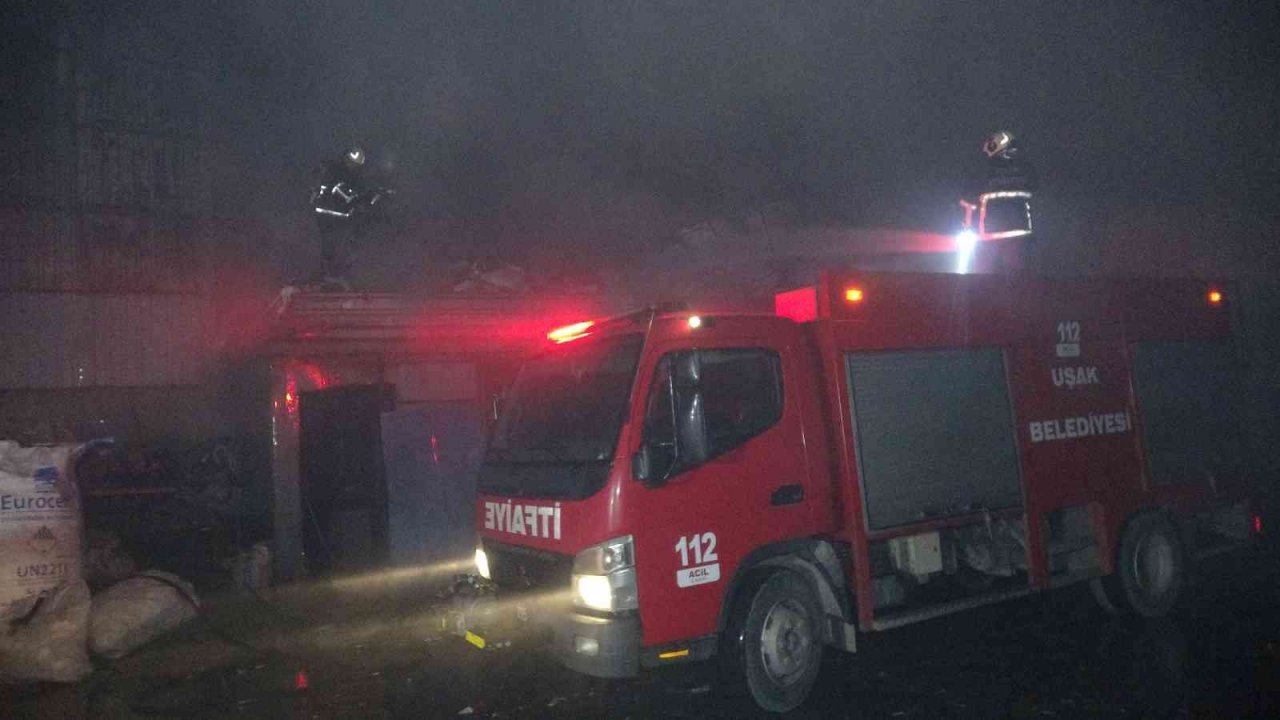 Geri dönüşüm fabrikasında yangın: Alevler geceyi aydınlattı