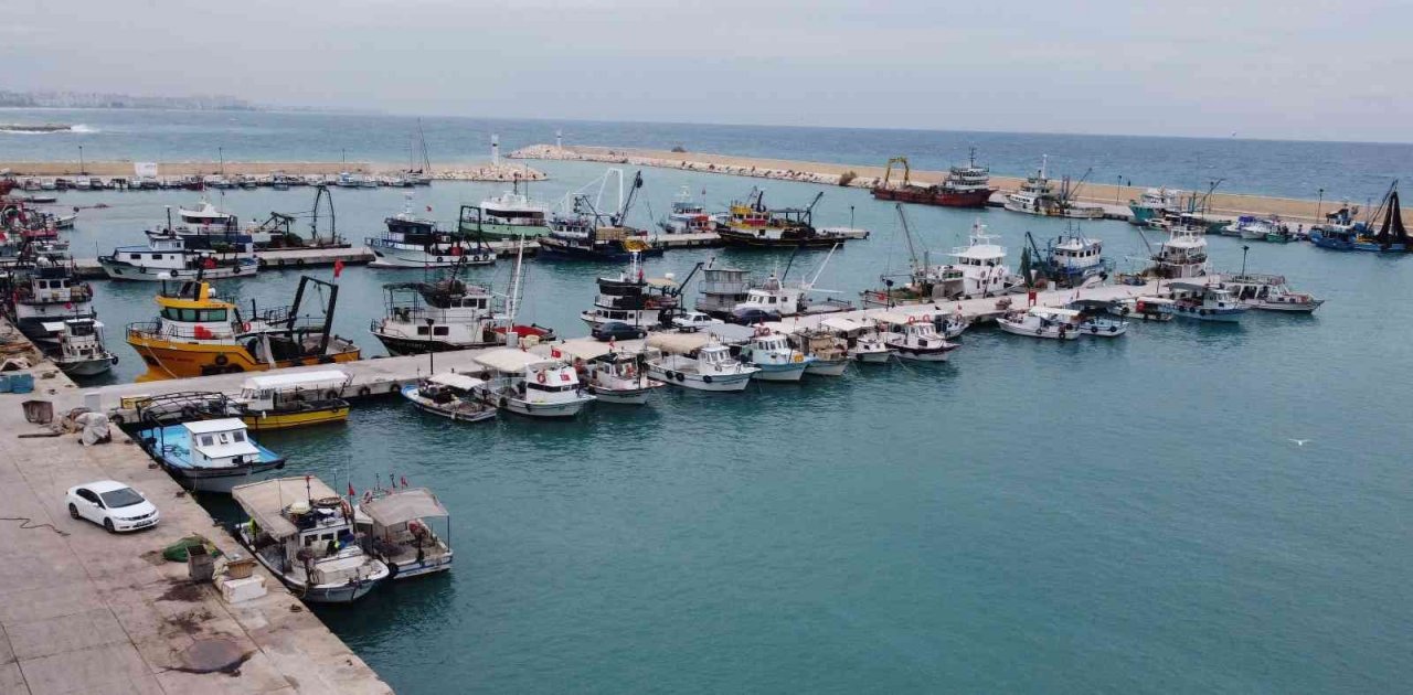 Akdeniz’de ekmek teknelerine fırtına molası