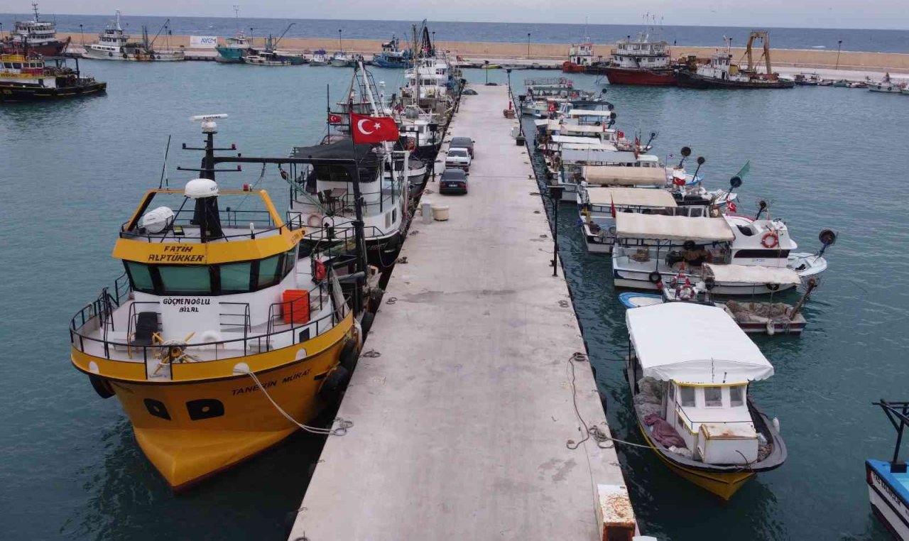 Akdeniz’de ekmek teknelerine fırtına molası