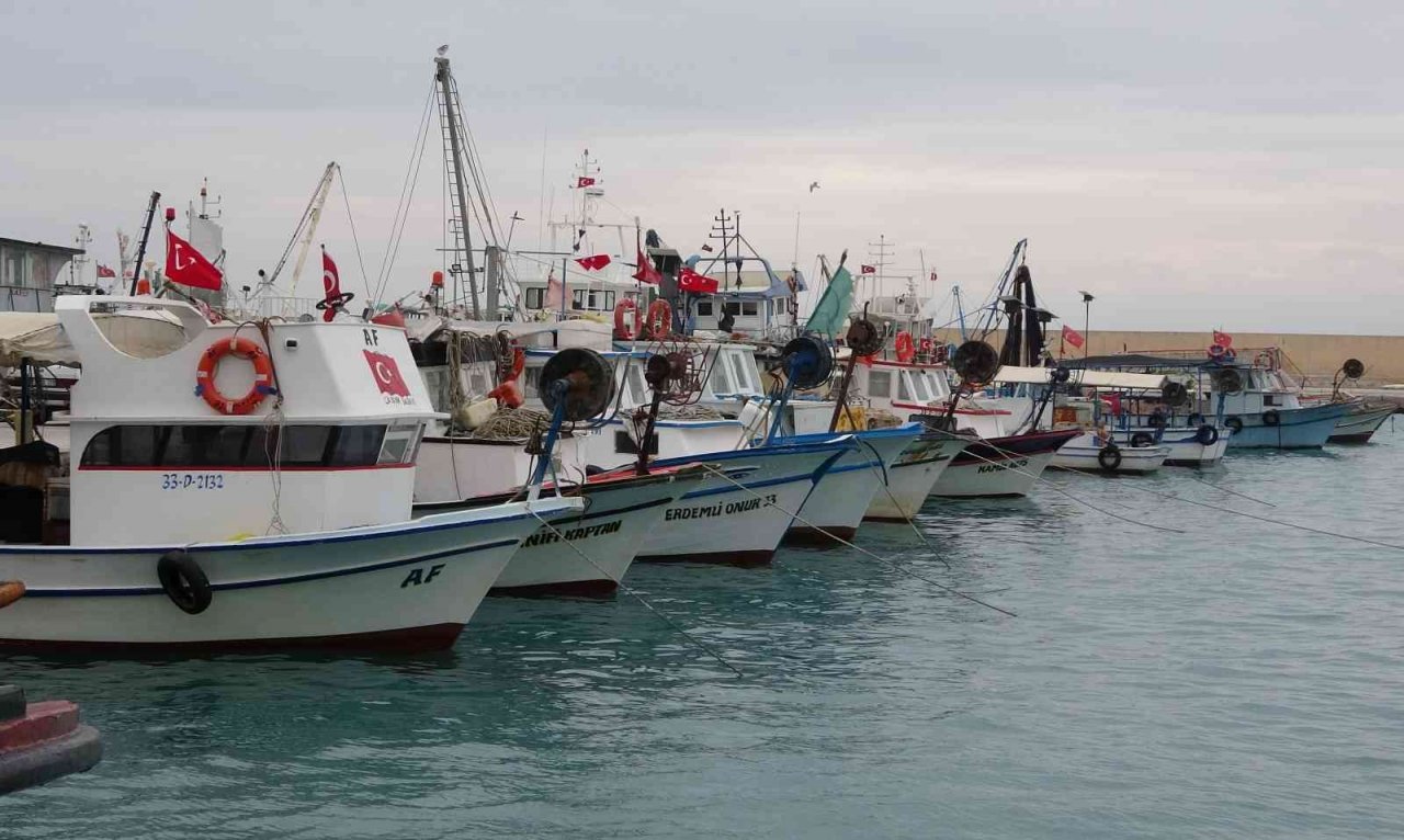 Akdeniz’de ekmek teknelerine fırtına molası