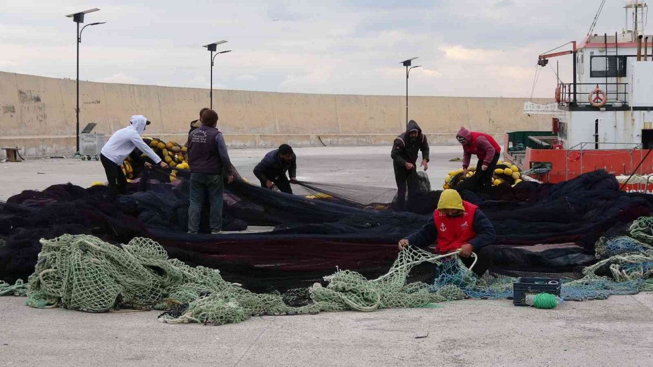 Akdeniz’de ekmek teknelerine fırtına molası