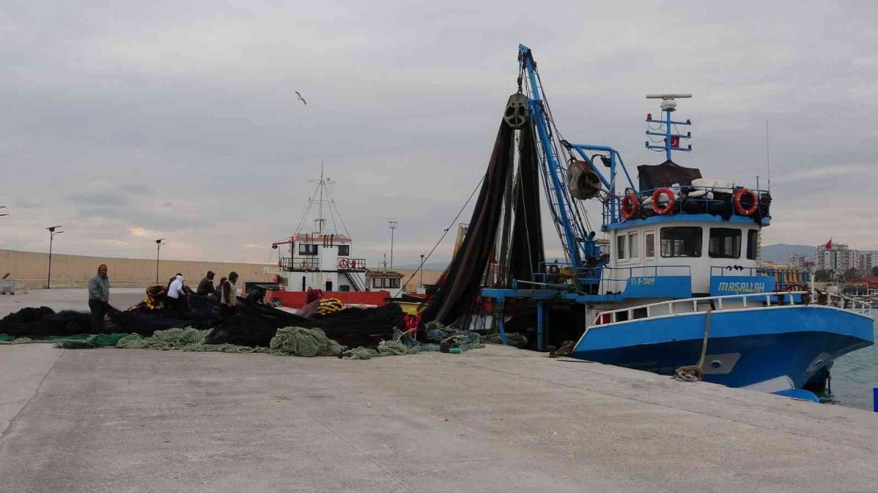 Akdeniz’de ekmek teknelerine fırtına molası