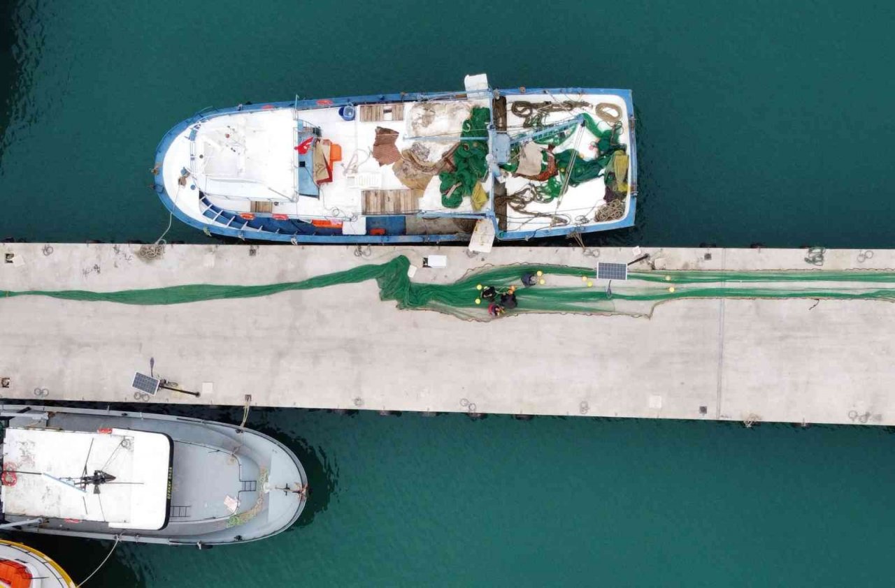 Akdeniz’de ekmek teknelerine fırtına molası