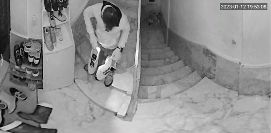 Ayakkabıları önce numarasına bakıp sonra koklayarak çaldı