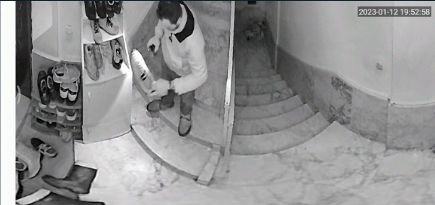 Ayakkabıları önce numarasına bakıp sonra koklayarak çaldı