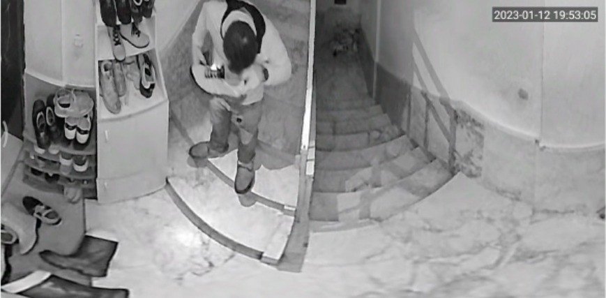 Ayakkabıları önce numarasına bakıp sonra koklayarak çaldı