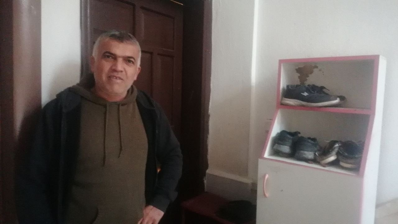 Ayakkabıları önce numarasına bakıp sonra koklayarak çaldı