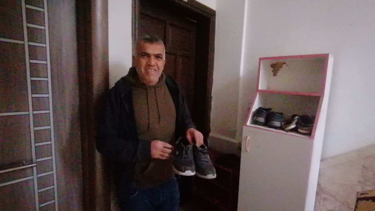 Ayakkabıları önce numarasına bakıp sonra koklayarak çaldı