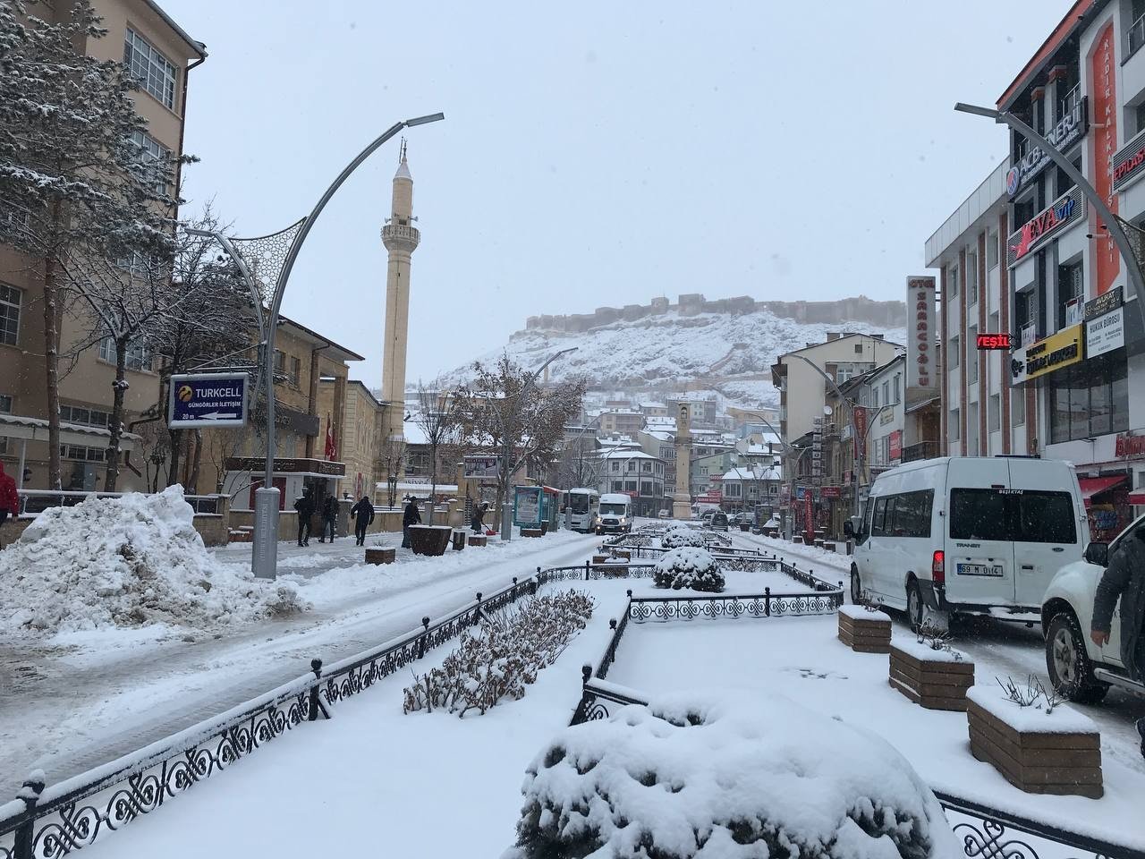 Bayburtlu esnaf kar yağışı altında paspas yıkayarak araç temizliği yaptı