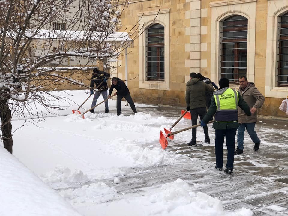 Bayburt’ta karla mücadele çalışması
