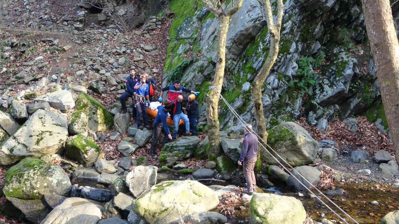 Odun toplarken uçurumdan yuvarlanarak ayağını kıran kişi, nefes kesen operasyonla kurtarıldı