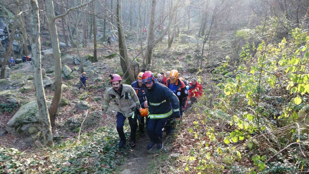 Odun toplarken uçurumdan yuvarlanarak ayağını kıran kişi, nefes kesen operasyonla kurtarıldı
