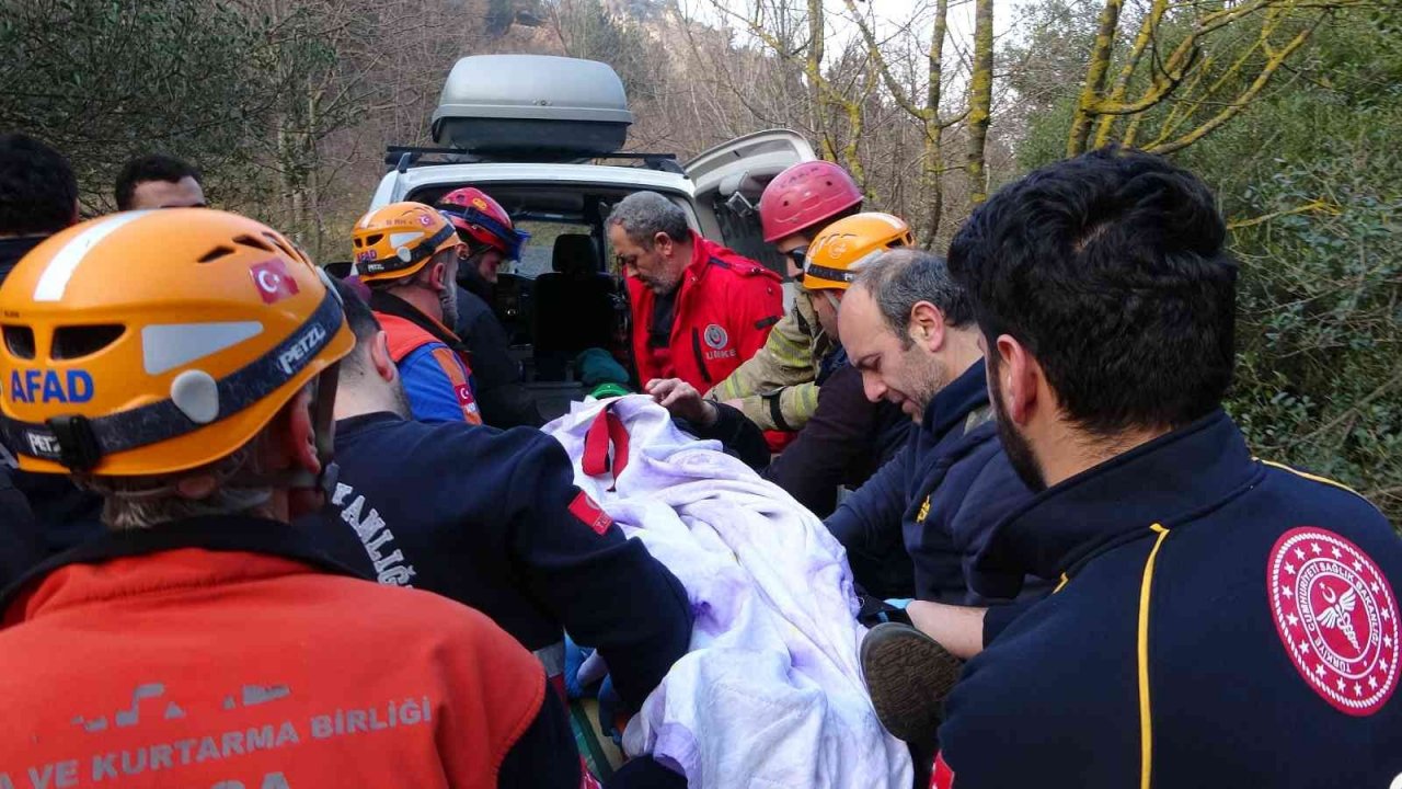 Odun toplarken uçurumdan yuvarlanarak ayağını kıran kişi, nefes kesen operasyonla kurtarıldı