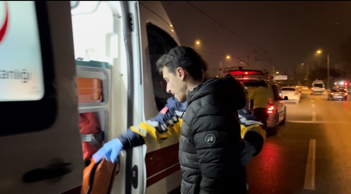 Bursa’da kontrolden çıkan otomobil metro raylarına girdi