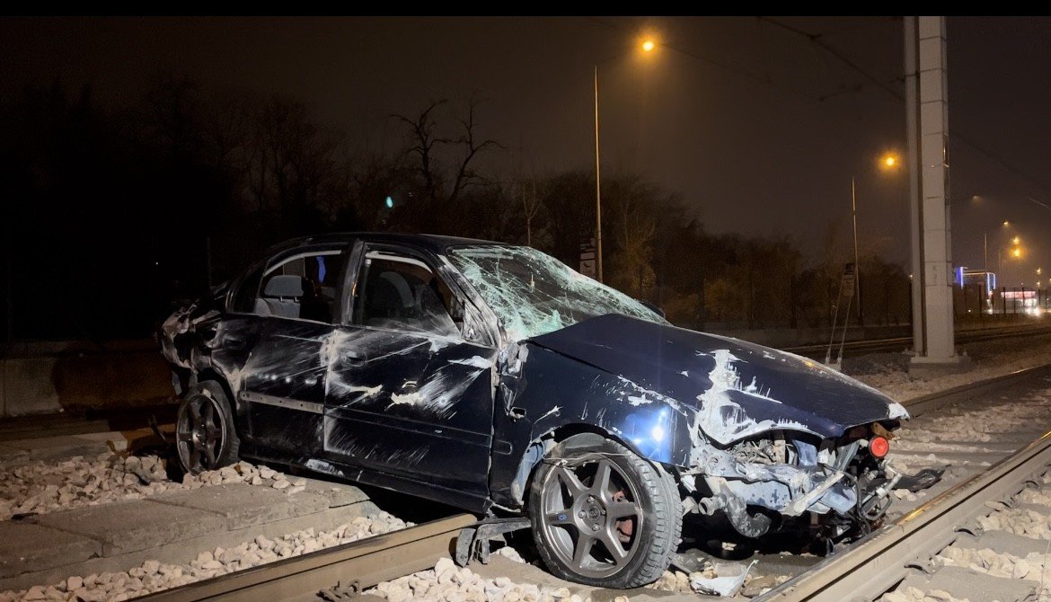 Bursa’da kontrolden çıkan otomobil metro raylarına girdi