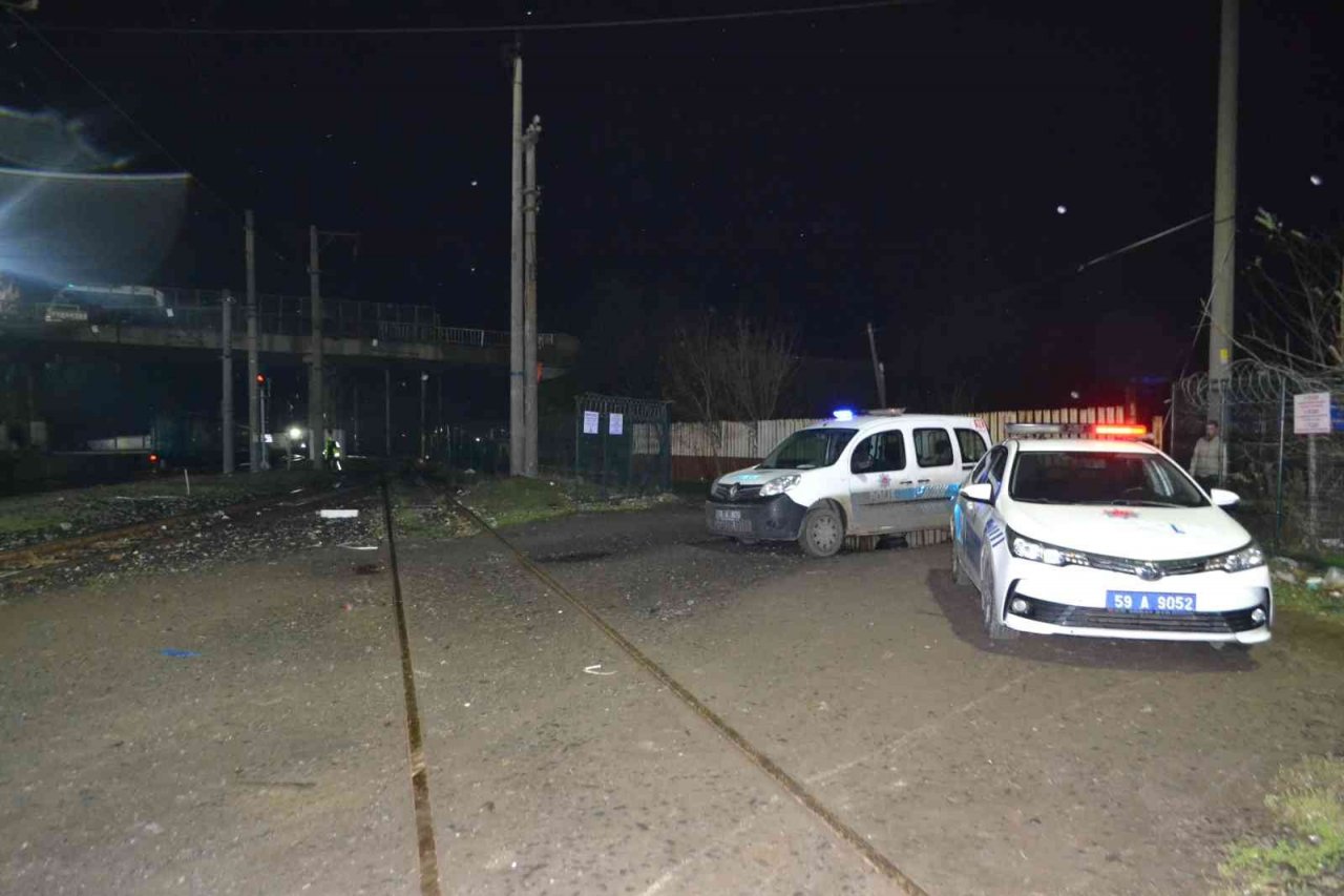 Çorlu’da bir genç rayların kenarında yaralı bulundu