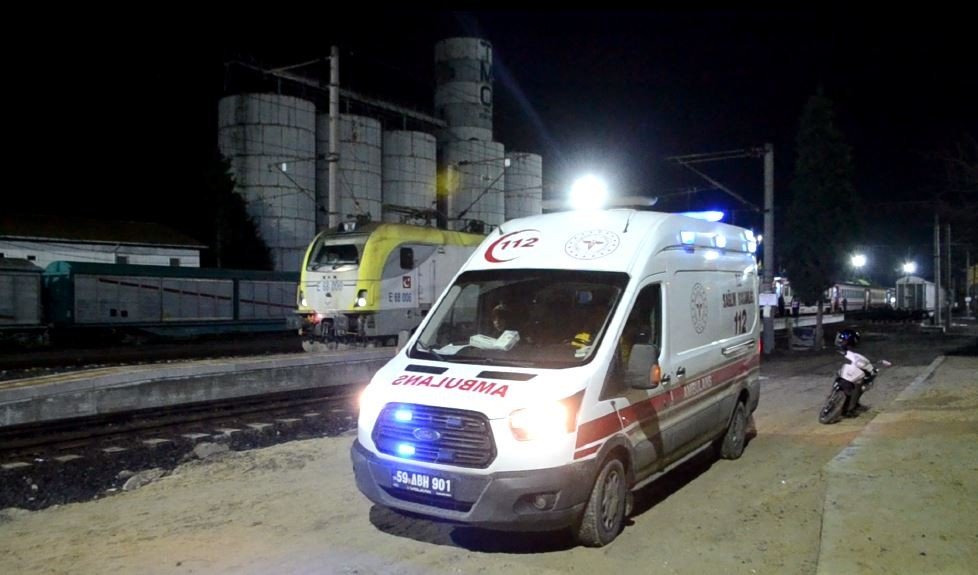 Çorlu’da bir genç rayların kenarında yaralı bulundu