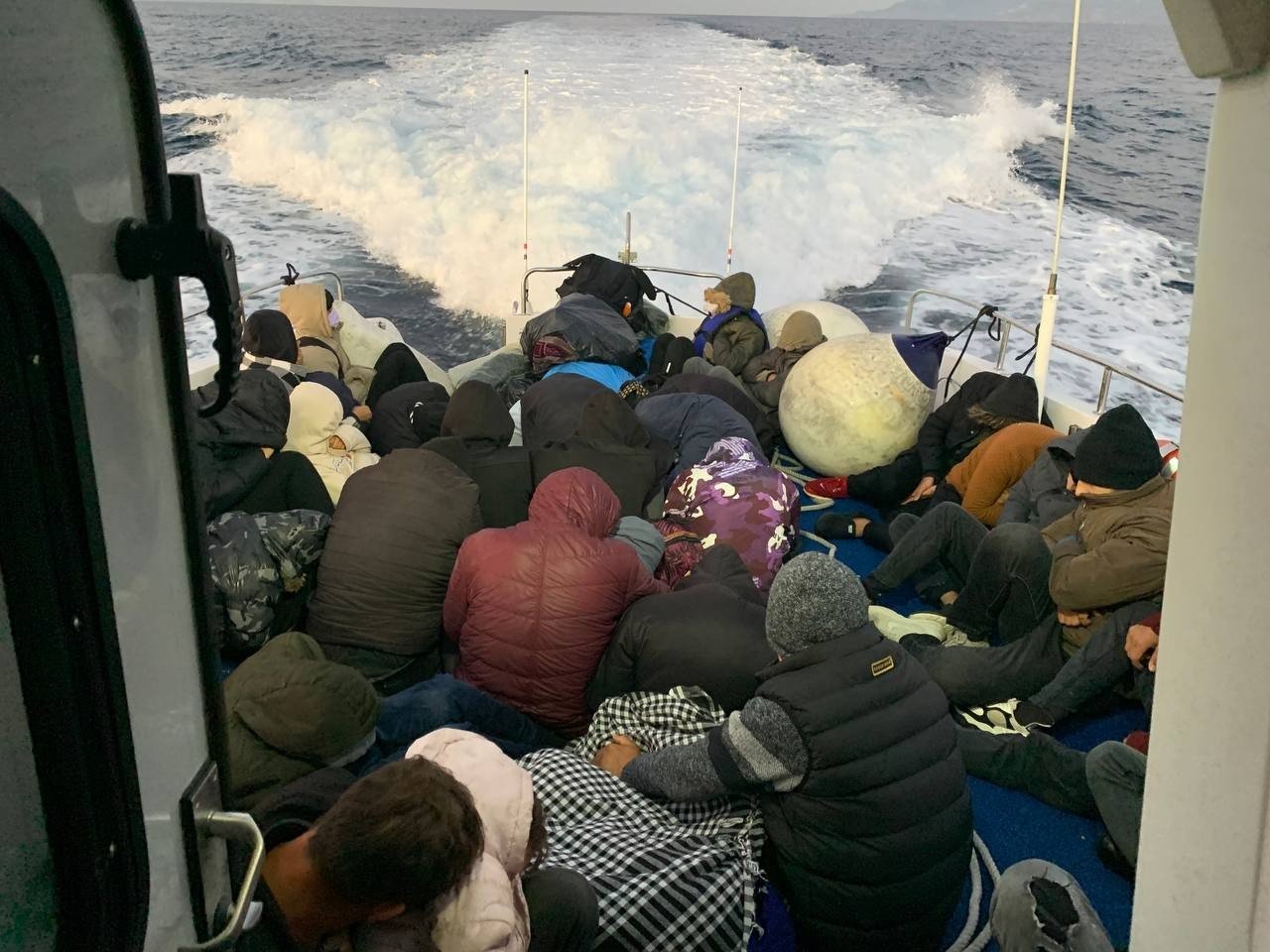 Sahil Güvenlik, 2022 yılında Çanakkale açıklarında bin 328 kaçak göçmen yakaladı