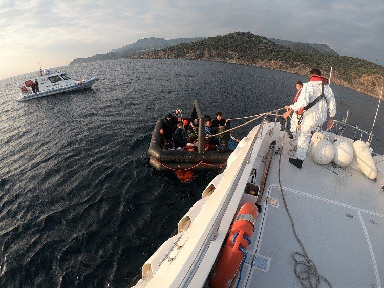 Sahil Güvenlik, 2022 yılında Çanakkale açıklarında bin 328 kaçak göçmen yakaladı