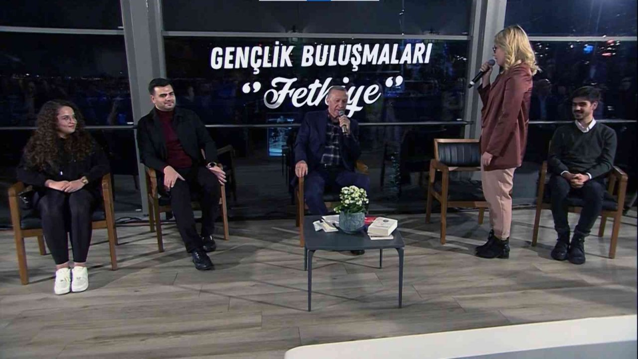 Cumhurbaşkanı Erdoğan’a genç kızdan 21 yıllık fotoğraf sürprizi
