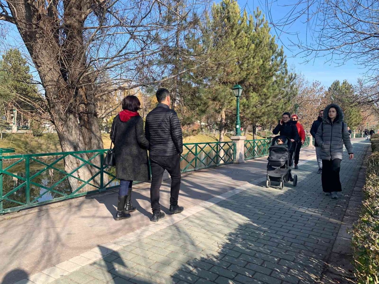 Geçen yılın aynı döneminde kara kış vardı, bu yıl bahardan kalma bir gün yaşanıyor