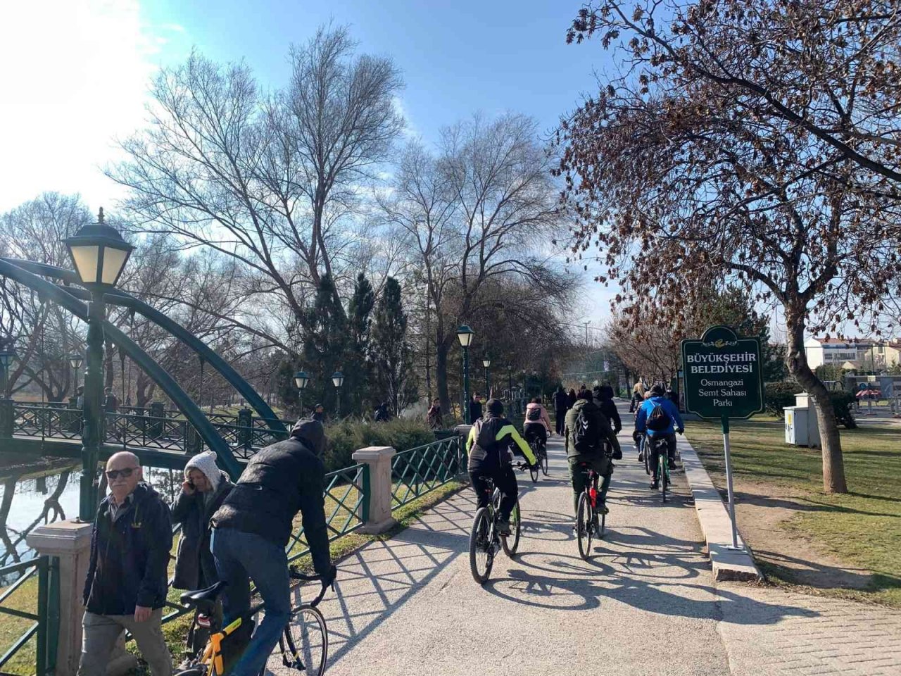 Geçen yılın aynı döneminde kara kış vardı, bu yıl bahardan kalma bir gün yaşanıyor