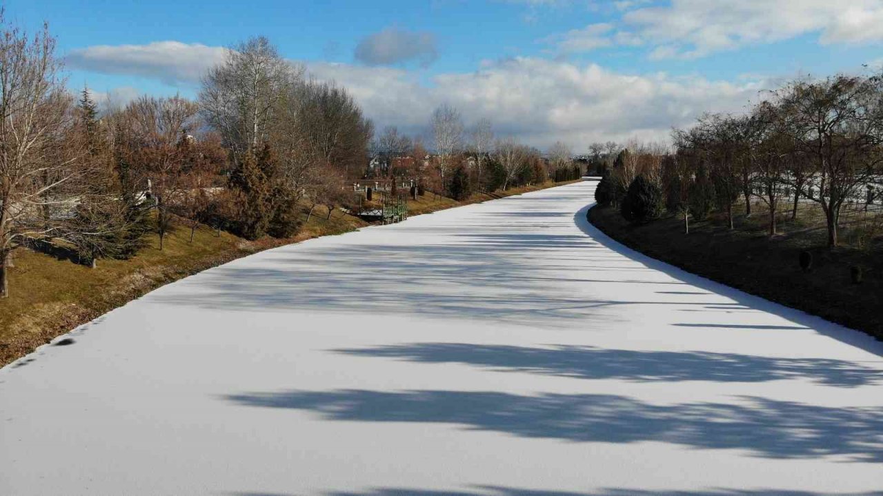 Geçen yılın aynı döneminde kara kış vardı, bu yıl bahardan kalma bir gün yaşanıyor