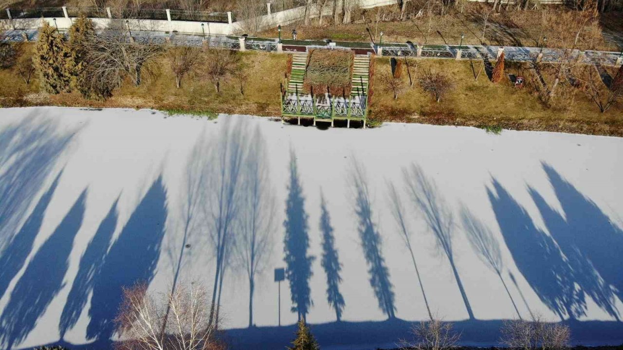 Geçen yılın aynı döneminde kara kış vardı, bu yıl bahardan kalma bir gün yaşanıyor