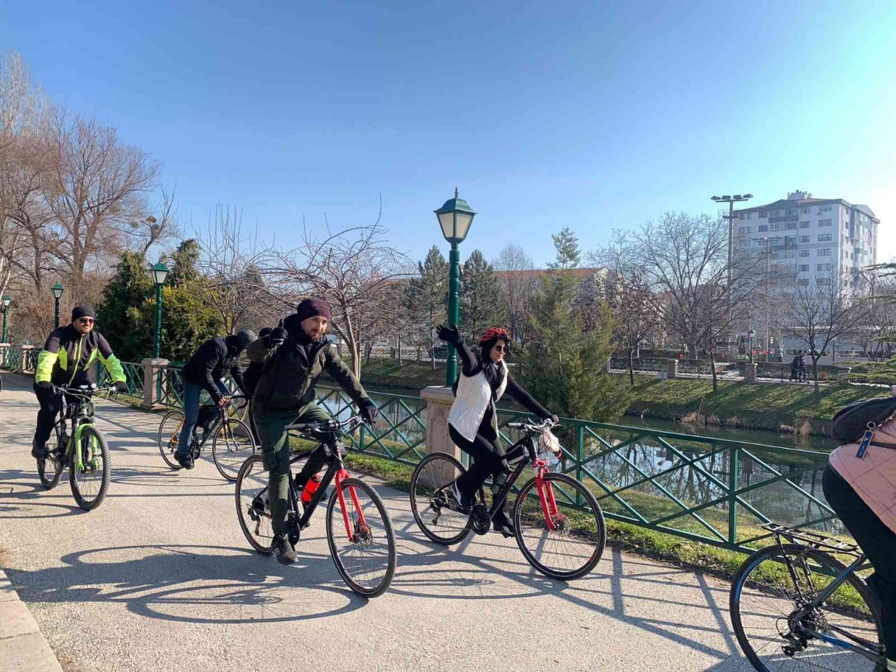Geçen yılın aynı döneminde kara kış vardı, bu yıl bahardan kalma bir gün yaşanıyor
