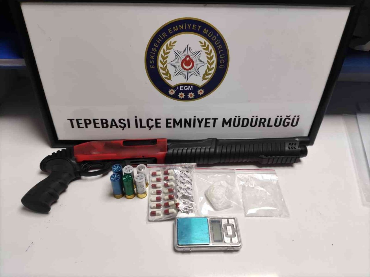 Şüpheli şahıslara yönelik operasyonda uyuşturucu ve silah ele geçirildi