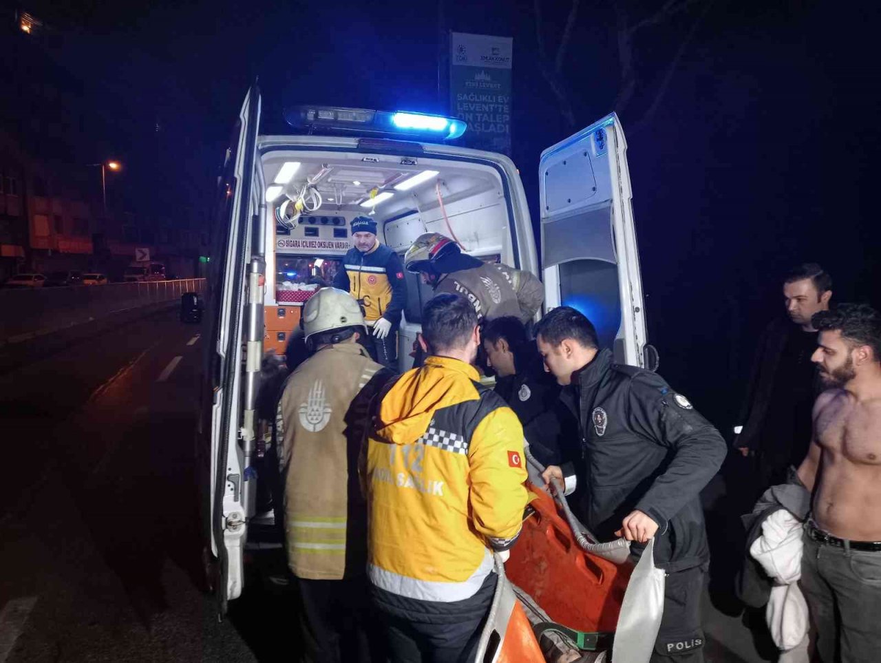 Eyüpsultan’da kanalizasyon çukuruna düşen kişiyi itfaiye ekipleri kurtardı