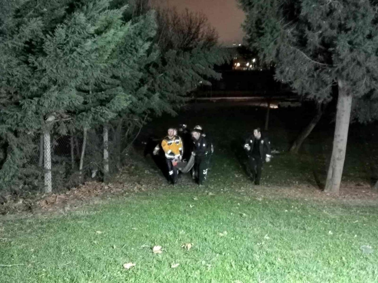 Eyüpsultan’da kanalizasyon çukuruna düşen kişiyi itfaiye ekipleri kurtardı