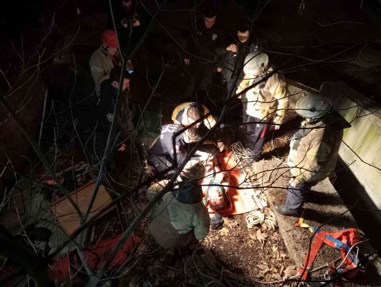 Eyüpsultan’da kanalizasyon çukuruna düşen kişiyi itfaiye ekipleri kurtardı