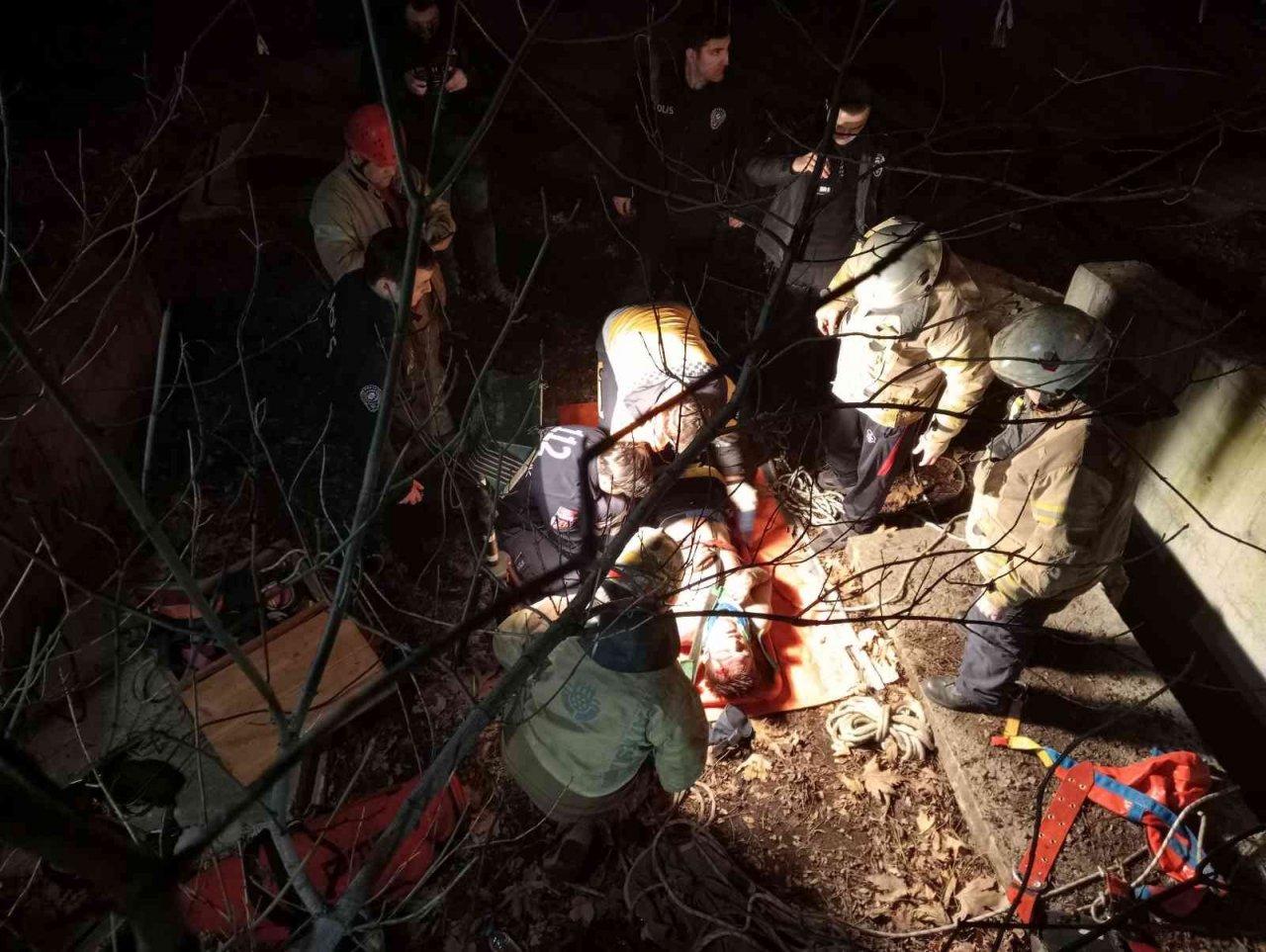 Eyüpsultan’da kanalizasyon çukuruna düşen kişiyi itfaiye ekipleri kurtardı