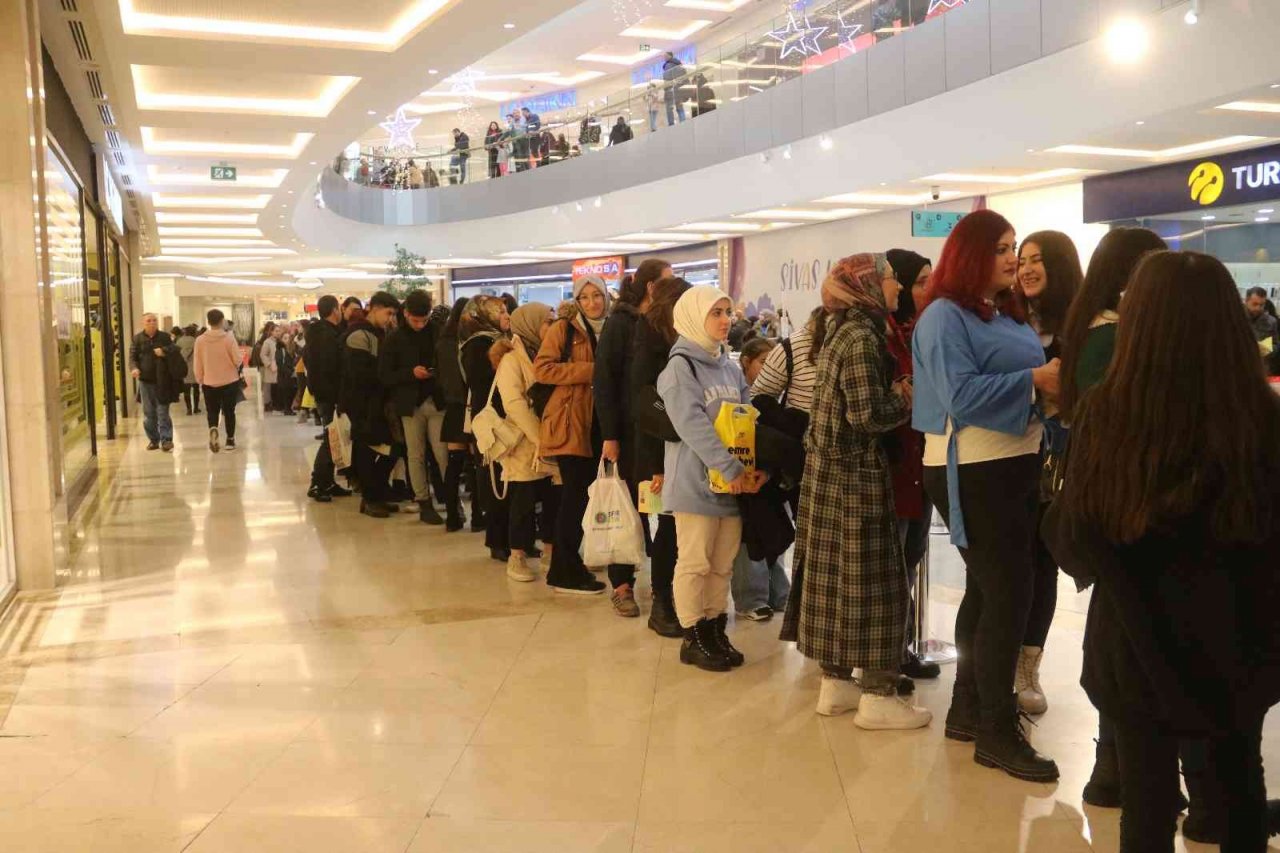 Ünlü yazardan imza alabilmek için uzun kuyruklar oluşturdular