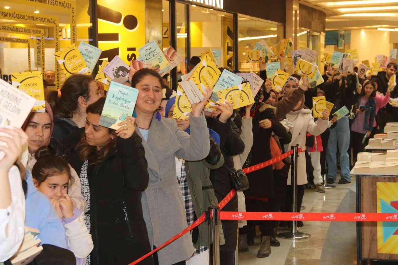 Ünlü yazardan imza alabilmek için uzun kuyruklar oluşturdular