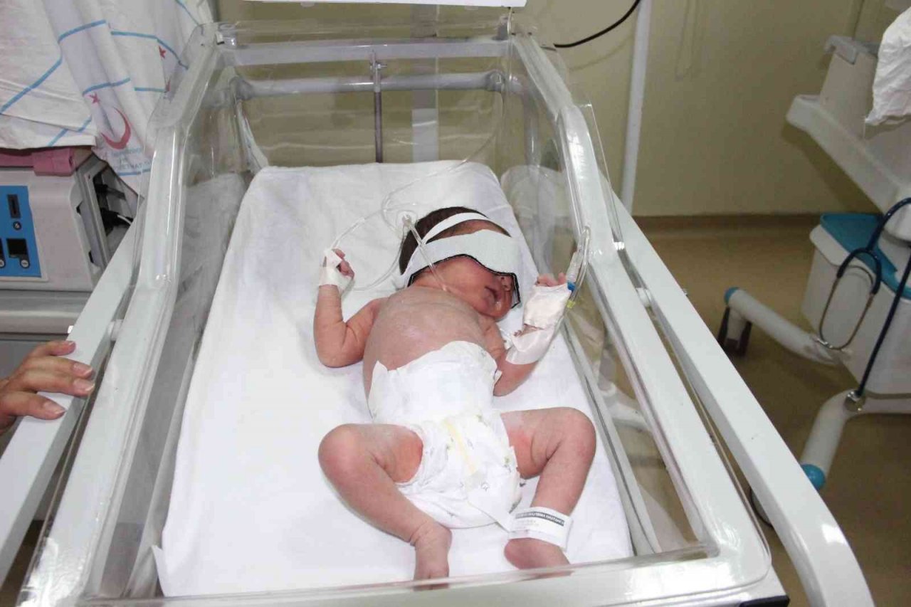 Polis, 10 günlük bebeği cami kapısına terk eden anneyi arıyor