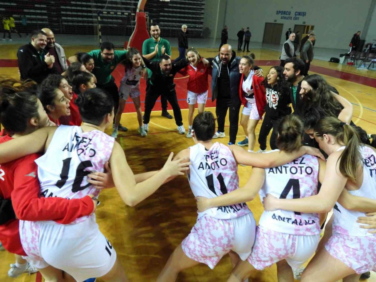 Kızların şampiyonu Kepez